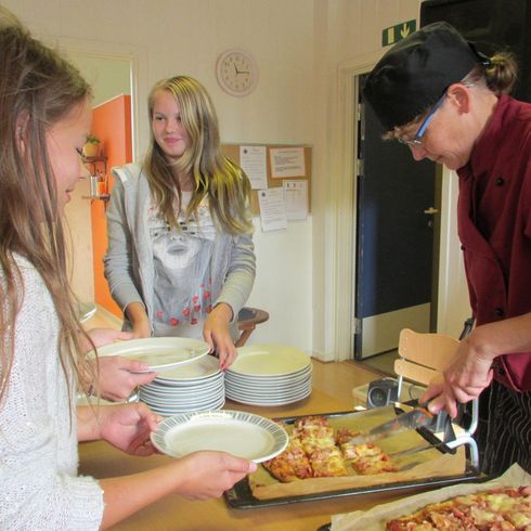 Det er veldig populært når Anita serverer elevene pizza til varmlunsj.