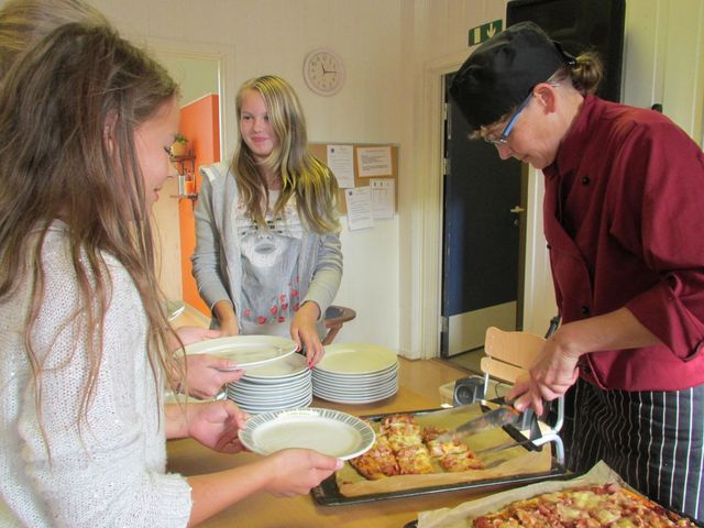 Det er veldig populært når Anita serverer elevene pizza til varmlunsj.