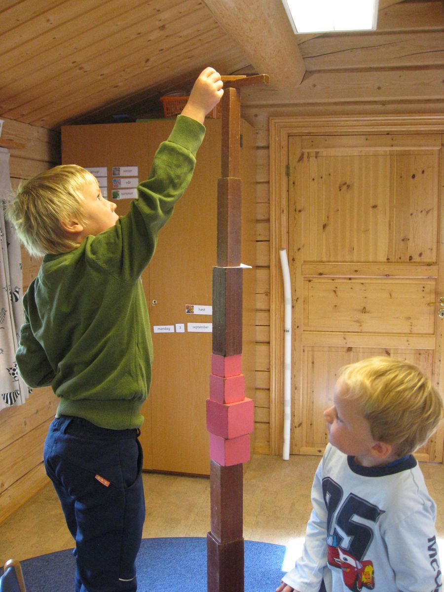  Fri konstruksjon med rosa tårnet og brune trappa.